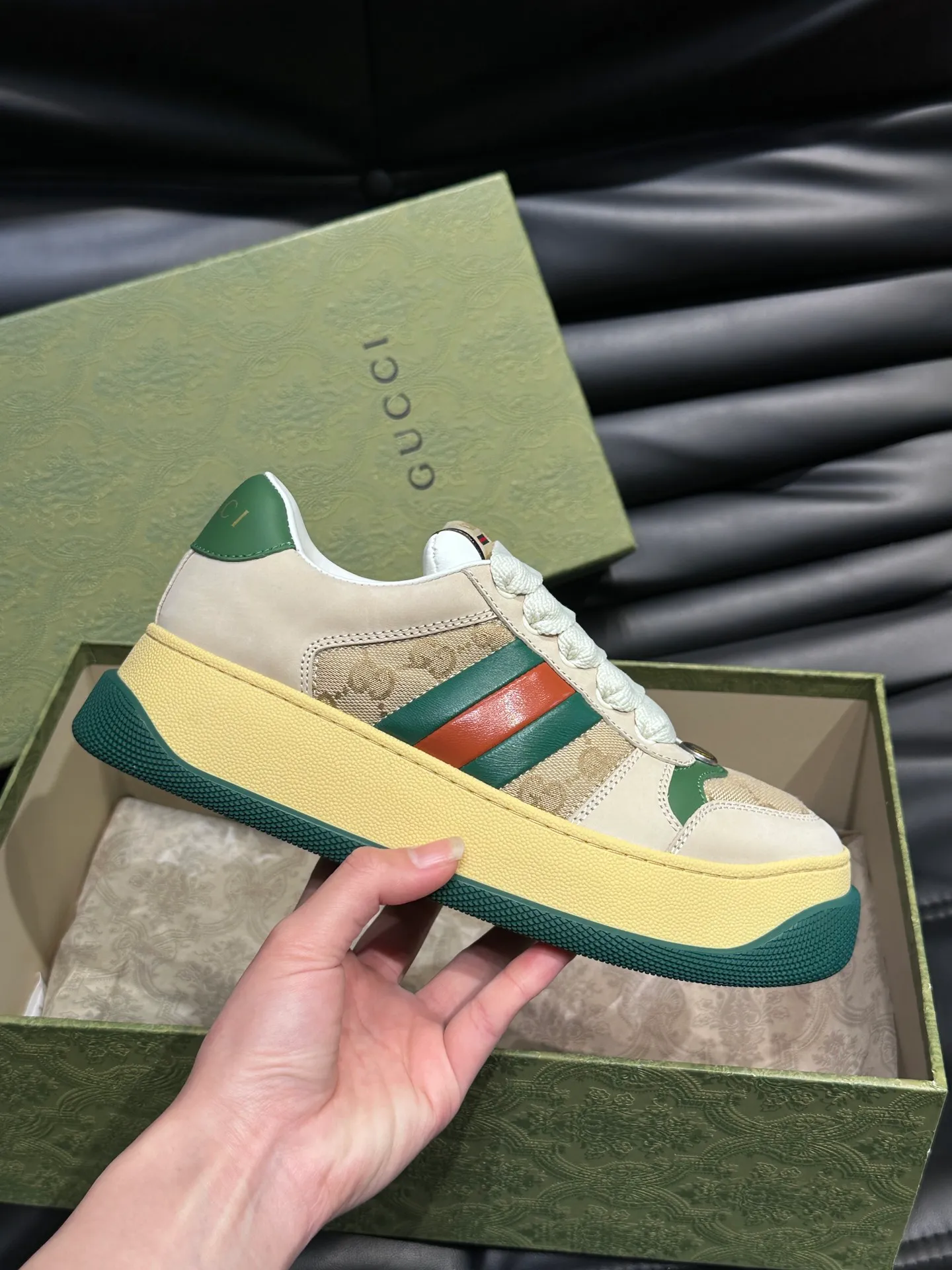 Men's men's shoes 💰p500 "GUCC*" Screener series 👫 Couple style GG thick-soled sneakers, the Screener series is inspired by the classic sneakers of the 1970s, cleverly incorporating the retro Gucci logo, two-color waterproof platform soles, and 5CM thick soles to enhance the aura, conveying the new design concept that a single product should be permanently accompanied by the passage of time, creating a retro distressed effect, decorated with metallic double G oval enamel details! High-quality, versatile classic items, highly recommended. Size female 35-39, male 38-44